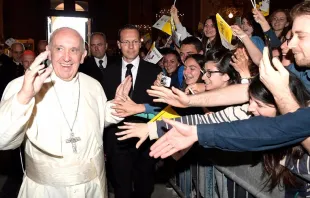 El Papa Francisco conversa con los jóvenes. Foto: L'Osservatore Romano. 