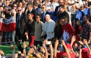 El Papa Francisco con un grupo de jóvenes durante la Jornada Mundial de la Juventud Cracovia 2016. Foto: Alan Holdren (ACI Prensa) 