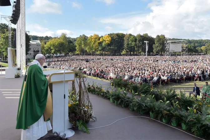 El Papa rechazó el afán de poder y de gloria que oculta el sufrimiento del pueblo fiel