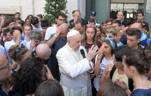 El Papa Francisco bendice a los jóvenes a quienes sorprendió el 5 de septiembre. Foto: L'Osservatore Romano  