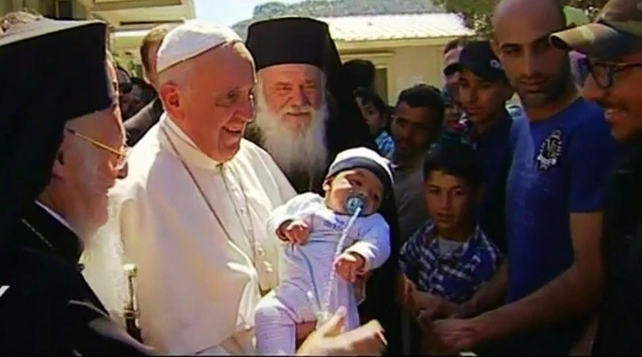 Papa Francisco junto a refugiados en Lesbos, acompau00f1ado Patriarca Ecumu00e9nico de Constantinopla (Turquu00eda), Bartolomu00e9 I, y del Arzobispo de Atenas y de toda Grecia, Jeru00f3nimo II. Foto: CTV. ?w=200&h=150