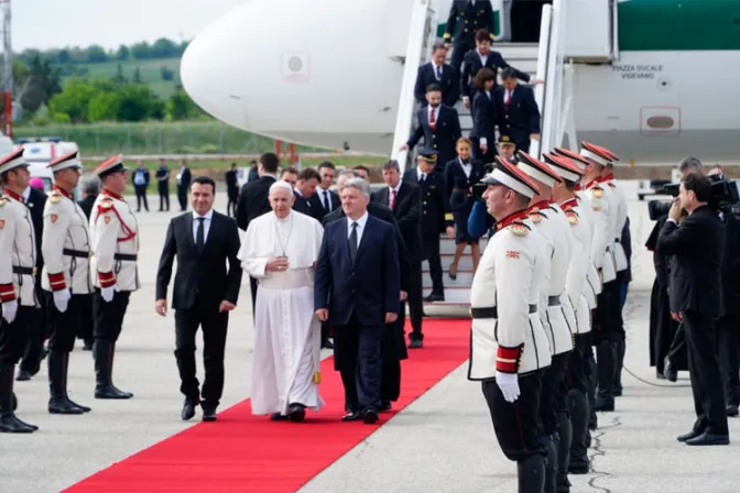 El Papa llegó a Macedonia del Norte, donde nació la Madre Teresa