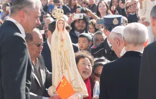 El Papa Francisco bendice una imagen de la Virgen en la Plaza de San Pedro. Foto Daniel Ibáñez (ACI Prensa) 