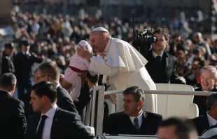 El Papa Francisco besa a un bebé en la Plaza de San Pedro. Foto: Lucía Ballester (ACI Prensa) 