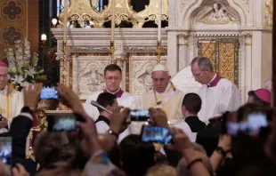 El Papa Francisco celebra Misa en la Catedral de Bucarest en Rumanía. Foto: VAMP 