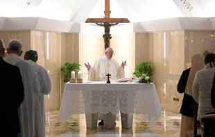 El Papa Francisco oficia la Misa en la Casa Santa Marta / Foto: L'Osservatore Romano 