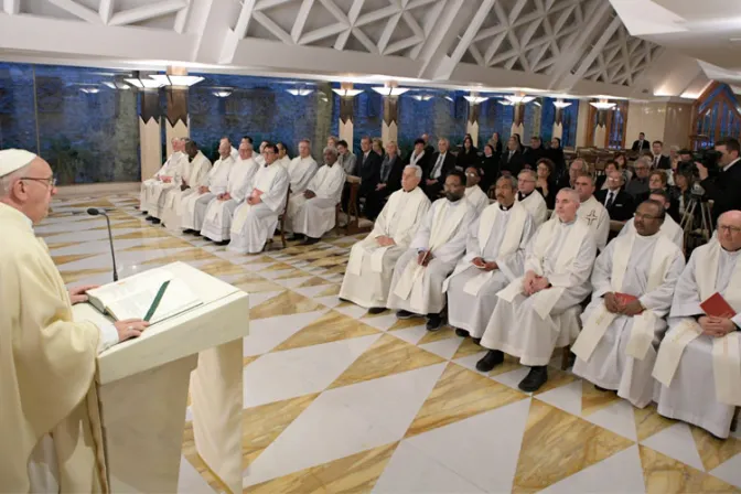 El Papa pide cristianos coherentes que no causen escándalo ante el pueblo de Dios