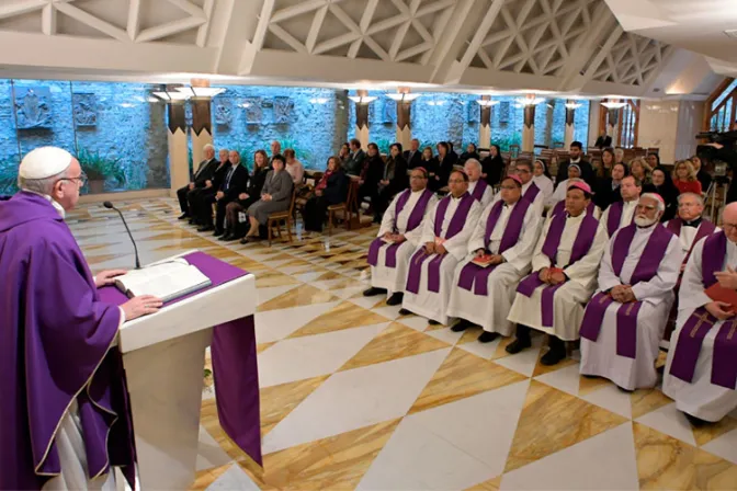 Estas son las dos características de la oración cristiana, según el Papa