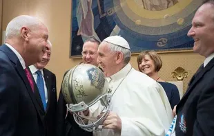 El Papa saluda a los jugadores y representantes de la NLF. Foto: L'Osservatore Romano 