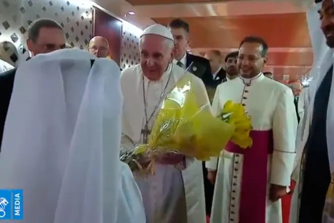 Niño sorprende al Papa con saludo en español al llegar a Abu Dhabi [VIDEO]