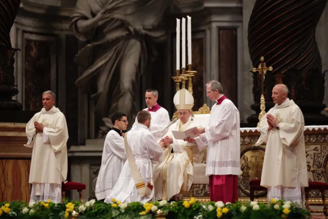 Exdirector de cine y exfutbolista serán ordenados sacerdotes por el Papa Francisco