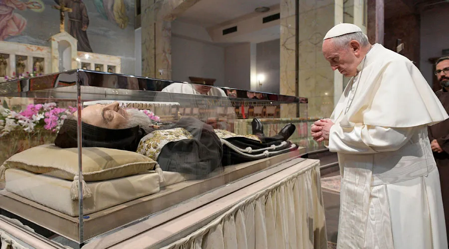 El Papa Francisco reza ante el cuerpo del Padre Pío en San Giovanni Rotondo