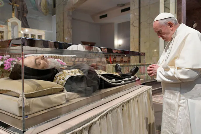 El Papa reza ante el cuerpo del Padre Pío en San Giovanni Rotondo