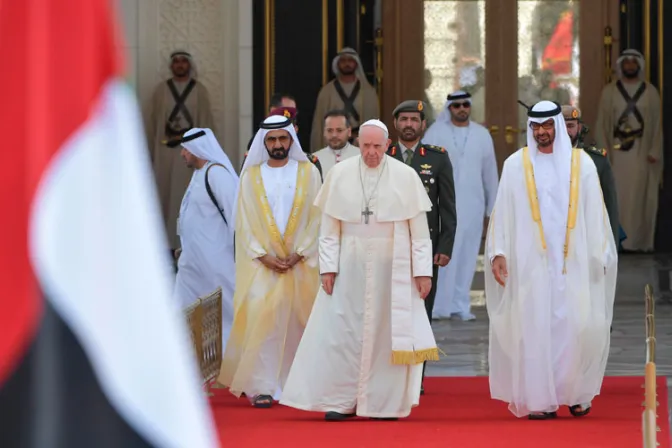 El Papa Francisco, recibido con honores militares en Abu Dhabi