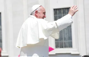 El Papa Francisco saluda a los fieles en Pentecostés. Foto: Daniel Ibáñez / ACI Prensa 