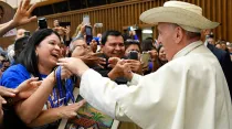 El Papa con los peregrinos de El Salvador. Foto: Vatican Media