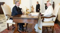 El Papa Francisco y el Presidente de Colombia. Foto: Vatican Media
