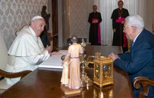 El Papa Francisco conversa con el Presidente palestino. Foto: Vatican Media 