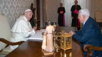 El Papa Francisco conversa con el Presidente palestino. Foto: Vatican Media