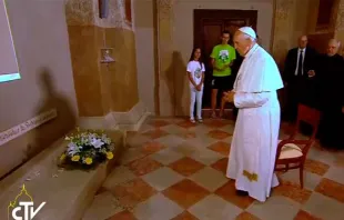 El Papa Francisco reza ante la tumba de don Primo Mazzolari. Foto: Captura Youtube 