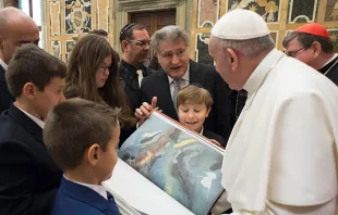 El Papa Francisco con el rabino Abraham Skorka para la presentación de una edición especial de la Torá en el Vaticano / Foto: L’ Osservatore Romano  