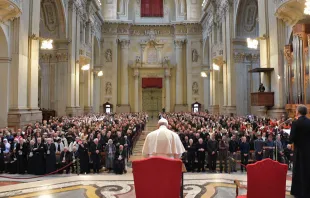 El Papa reza junto a los sacerdotes, religiosos y seminaristas. Foto: L'Osservatore Romano 
