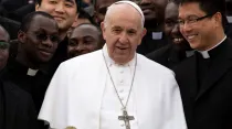 El Papa Francisco junto con un grupo de sacerdotes. Foto: Daniel Ibáñez / ACI Prensa