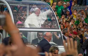 Foto : Papa Francisco saluda a peregrinos JMJ Rio 2013 / Crédito : Tumblr ACI Prensa  Tumblr ACI Prensa