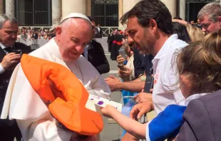 Papa Francisco recibe salvavidas de niña siria que murió en su travesía a Lesbos / Foto: ONG Proactiva Open Arms 