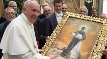 El Papa Francisco recibe un cuadro de San Martu00edn de Porres, regalo de los obispos del Peru00fa en 2017. Cru00e9dito: Vatican Media