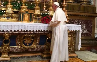 El Papa Francisco ofreció un ramo de flores a la Virgen / Foto: Sala Stampa 