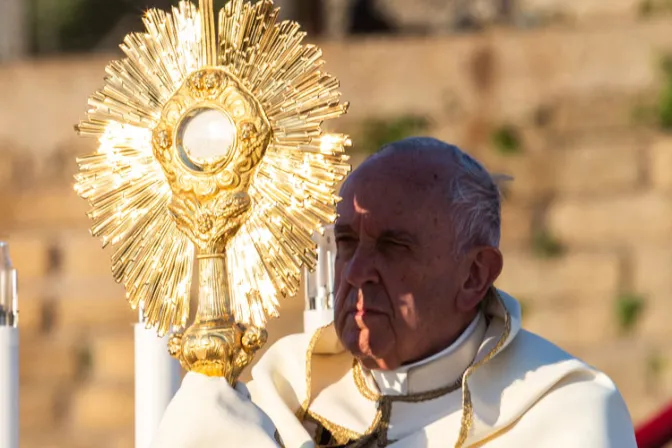 Cuando era joven el Papa Francisco fue adorador nocturno del Santísimo Sacramento