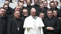 El Papa Francisco con sacerdotes y seminaristas en el Vaticano. Crédito: Daniel Ibáñez / ACI Prensa