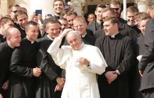 Papa Francisco junto a jóvenes seminaristas / Crédito: Daniel Ibañez (ACI Prensa) 