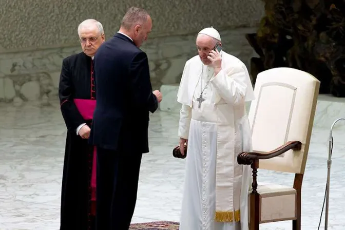 El Papa Francisco llama por teléfono a un hombre enfermo de cáncer