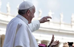 El Papa Francisco saluda a los fieles presentes en la Plaza de San Pedro durante la Bendición Urbi et Orbi. / Foto: Lucía Ballester (ACI Prensa) 