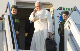 El Papa Francisco accede al avión papal. Foto: Vatican Media 