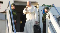 El Papa Francisco accede al avión papal. Foto: Vatican Media