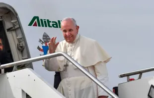 Imagen referencial/Papa Francisco sube al avión. Crédito: Vatican Media null