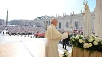 El Papa Francisco frente a la Virgen de Fátima / Foto: L'Osservatore Romano