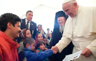 El Papa con un grupo de refugiados en la isla de Lesbos en abril de 2016. Foto:  L'Osservatore Romano 