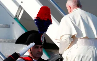 Imagen referencial. El Papa Francisco subiendo al avión que lo llevó a Panamá. Foto: Vatican Media 