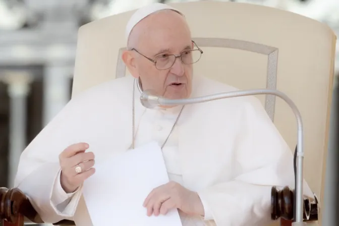 El Papa Francisco pide tutelar la dignidad humana de los más débiles