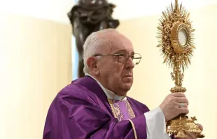 Imagen referencial. Papa Francisco en Adoración Eucarística en 2020. Foto: Vatican Media 