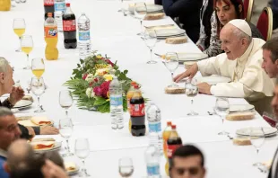 Imagen referencial. El Papa Francisco almuerza con pobres en el Vaticano. Foto: Daniel Ibáñez / ACI Prensa 