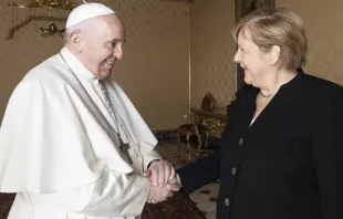 Papa Francisco con Angela Merkel en el Vaticano. Foto: Vatican Media 