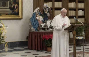 El Papa Francisco en el rezo del Ángelus desde la biblioteca. Foto: Vatican Media 
