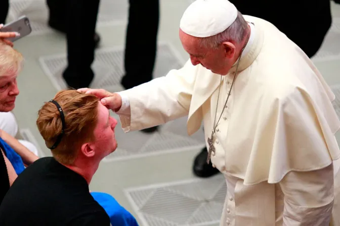 Papa Francisco: La misericordia sale del corazón y llega a las manos en obras