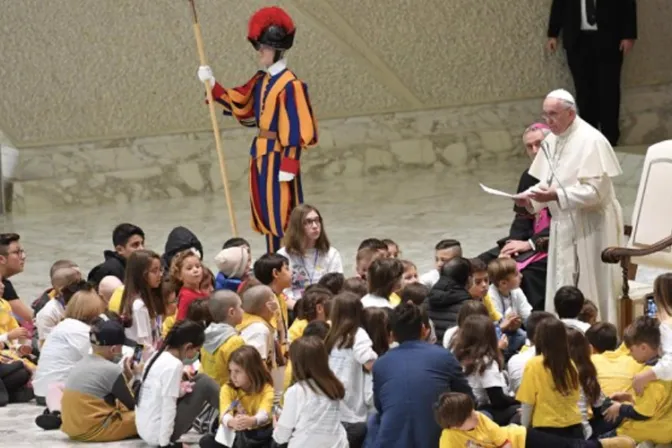 El Papa bendice las manos de médicos y enfermeros del hospital Bambino Gesù