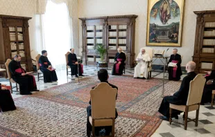 El Papa Francisco en la Audiencia General en la Biblioteca del Palacio Apostólico. Foto: Vatican Media 
